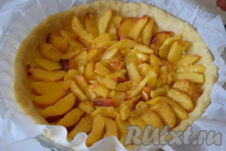 Выкладываем самые красивые и аккуратные дольки нектаринов по кругу, а менее ровные кладем в серединку в форме розочки.