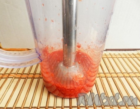 В высоком стакане для блендера измельчить клубнику в пюре.