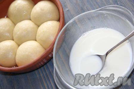 Оставить булочки для расстойки на 30 минут. Молоко соединить с ванильным сахаром, хорошо перемешать и молочная заливка готова.