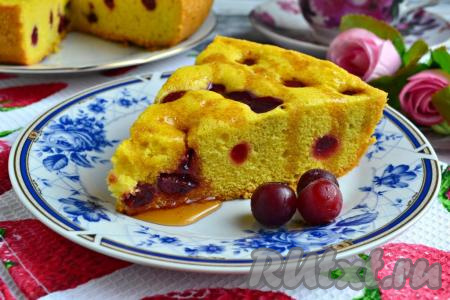 Шарлотка с вишней в мультиварке