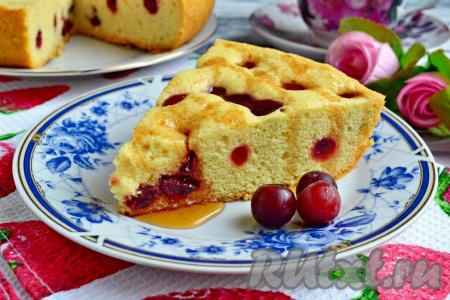 Шарлотка с вишней в мультиварке