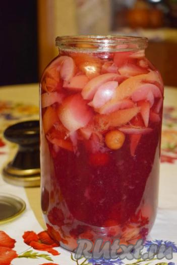 Далее пробуем на вкус, если надо, то корректируем сахар по своему вкусу, разливаем компот по подготовленным банкам и закатываем крышками при помощи закаточного ключа или же завинчивающимися крышками.