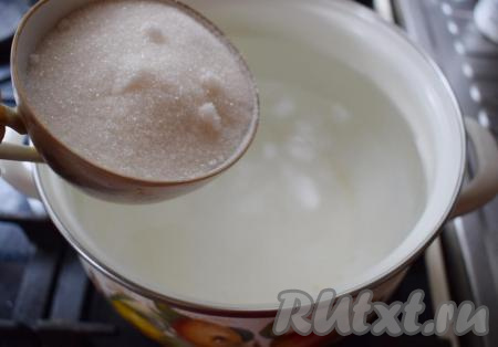 Ставим большую кастрюлю с водой на плиту и доводим воду до кипения, добавляем сахар и варим сироп несколько минут на среднем огне (до растворения сахара).