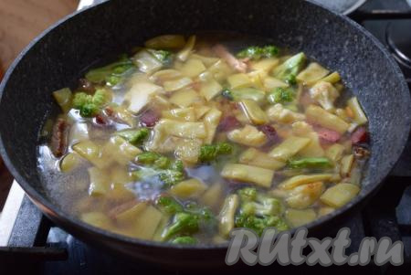 Затем к овощам и мясу добавляем воду (воды должно быть столько, чтобы она покрыла все ингредиенты, примерно, на 1-2 см).