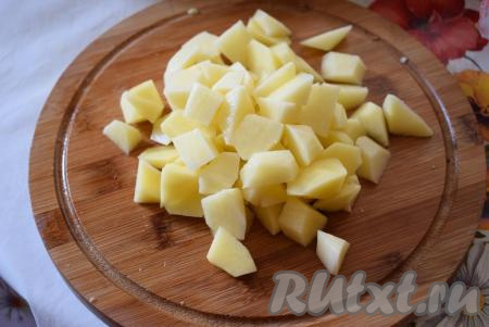 Картофель чистим и нарезаем на кусочки.
