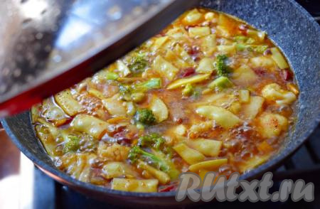 Накрываем крышкой и доводим суп до готовности (в течение минут 10), периодически пробуем на вкус, проверяя готовность овощей. Аромат копченых колбасок и овощей будет витать по вашему дому, возбуждая аппетит. В готовый суп кладем 2 нарезанных зубчика чеснока и мелко рубленную зелень.