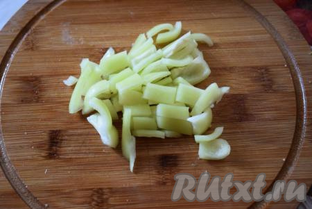 Болгарский перец, очистив от семян, нарезаем соломкой.