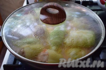 Накрываем сковороду крышкой и тушим фаршированный перец на медленном огне до готовности (примерно, 35-40 минут).