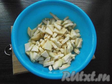 Баклажан очистить и нарезать брусочками или небольшими кусочками.