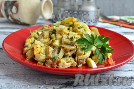 Салат с баклажанами, яйцом и маринованным луком