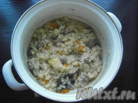 Не перемешивая ничего, накрыть кастрюлю крышкой и поставить на самый слабый огонь тушиться на 20-25 минут. Готовое блюдо перемешать, чеснок вынуть.