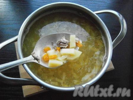 Когда картошка и рис будут практически готовы, добавить в кастрюлю консервированную рыбу и обжаренные овощи.