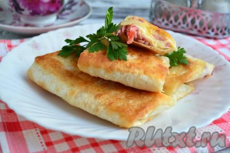Жареный лаваш с колбасой и сыром