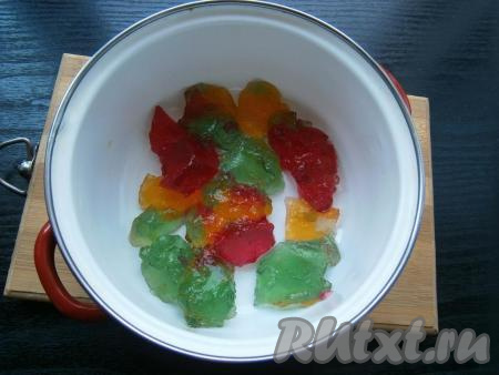 Застывшее желе нарезать на небольшие кусочки. Выложить часть разноцветных кусочков желе в любую удобную форму (миску или кастрюльку), залить сметанной смесью, продолжить заполнять форму, чередуя желе и сметанную смесь.