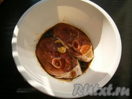 Добавить мед и горчицу, растереть по мясу.