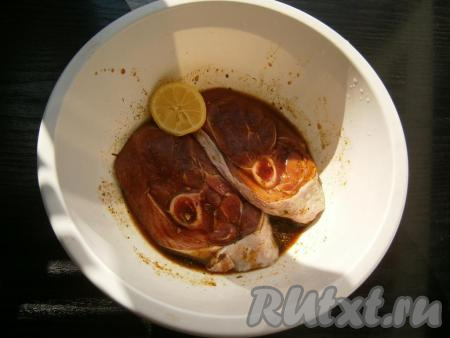 Также выжать лимонный сок, мясо индейки несколько раз перевернуть. Оставить для маринования на 2-3 часа в прохладном месте. Соль не добавляем, так как соевый соус достаточно соленый.