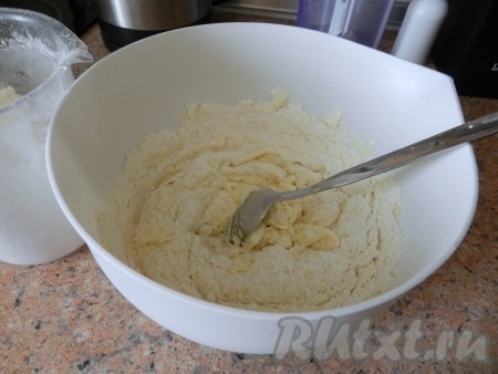Муку смешать с разрыхлителем и постепенно добавлять в тесто.