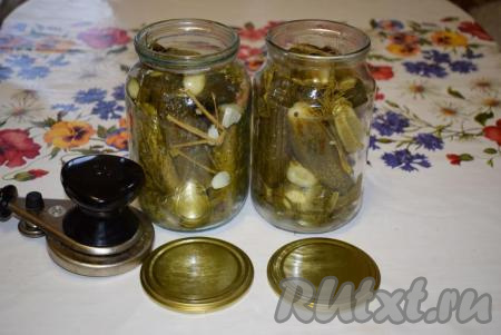 Сливаем залитый ранее кипяток из банок в раковину (он нам не понадобится).