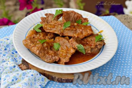Говядина с луком на сковороде