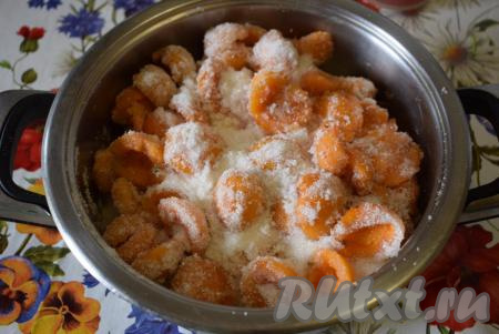 Половинки абрикосов засыпаем сахаром и оставляем на пару часов, чтобы они пустили сок.