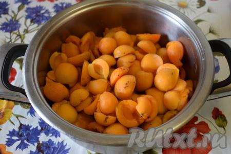 Разрезаем каждый абрикос пополам и удаляем косточку.