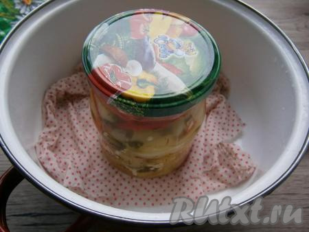 Накрыть баночки с перцем простерилизованными крышками, поместить в кастрюлю, на дно которой положить тряпочку. 
