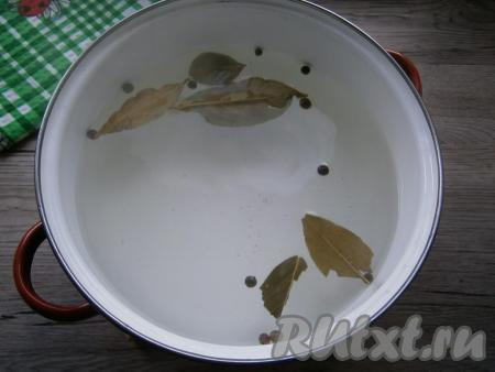 Приготовить маринад: вскипятить 2 литра воды, добавить в нее соль, сахар, лавровые листья, душистый перец, влить уксус, варить 2 минуты с момента закипания на небольшом огне.