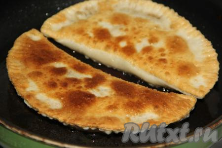 Жарить чебуреки на среднем огне с двух сторон до золотистого цвета. Жарятся они довольно быстро. 