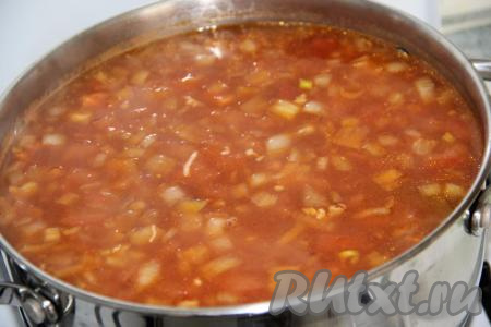 Добавить овощи, тушеные на сковороде, в суп с кускусом и курицей. Варить минут 10 на небольшом огне, посолить по вкусу. Снять суп с огня и дать настояться минут 20 под крышкой.