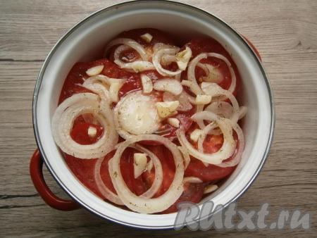 Готовой заправкой полить помидоры с луком.
