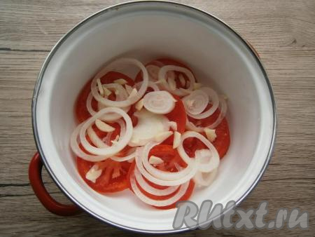 Посыпать мелко нарезанным чесноком.