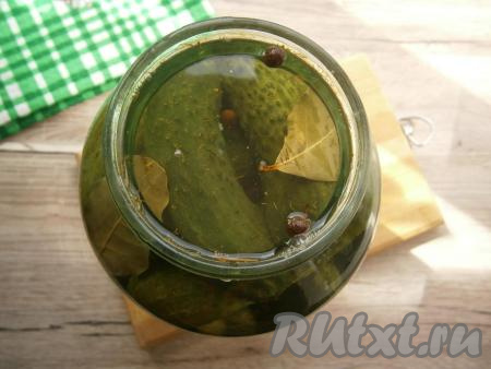 И сразу же залить кипящим маринадом.