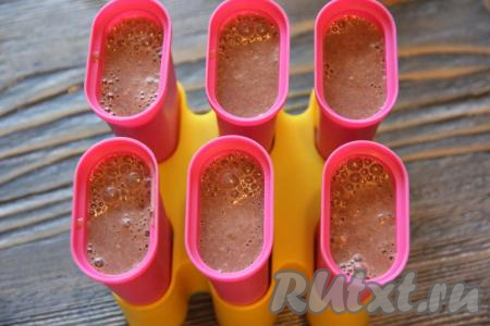 Разлить получившуюся массу по стаканчикам для мороженого.