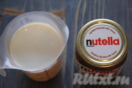 Подготовить продукты для приготовления мороженого из нутеллы и молока.