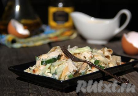 Подать нежный, вкусный, сытный салат из курицы и яичных блинчиков к столу. 
