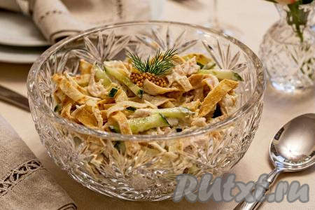 Салат с курицей и яичными блинчиками