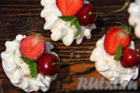 Подать очень вкусные, красивые белковые корзиночки с кремом, ягодами и фруктами к столу. Этот воздушный десерт понравится и маленьким, и взрослым, попробуйте!