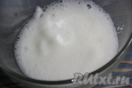 Охлаждённые яичные белки поместить в чистую сухую ёмкость для взбивания. С помощью миксера взбить белки в пышную пену.