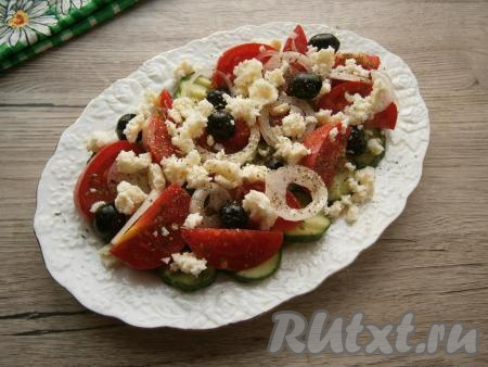 Салат немного подсолить, сверху раскрошить брынзу. Поперчить по вкусу.