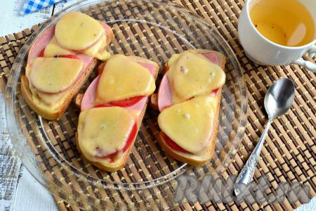 Горячие бутерброды с колбасой и сыром в микроволновке