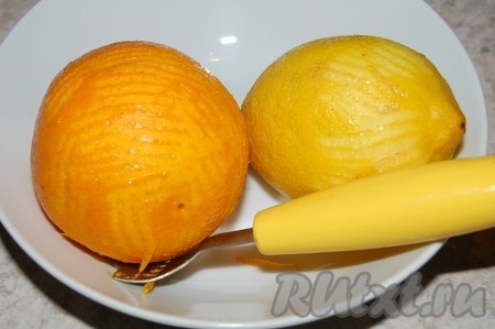 С половины лимона и половины апельсина аккуратно снять цедру, не затрагивая белый слой, находящийся под ней.