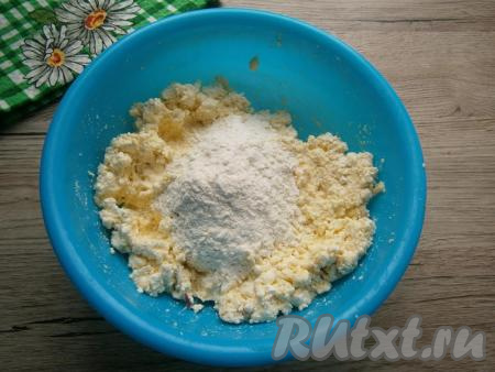 Добавить в творожную массу 1-2 столовые ложки муки, перемешать. Масса должна получиться густой и липкой, много муки не добавляйте.