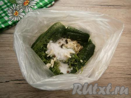 Сюда же добавить соль, сахар и перец горошком.