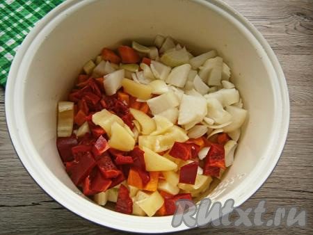 Кабачки, морковь, чеснок и лук очистить, из перца удалить семенную коробку. В чашу мультиварки поместить нарезанные кубиками кабачки, крупно нарезанные морковь, лук и сладкий болгарский перец.
