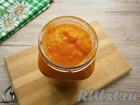 Кабачковая икра готова! Ее нужно остудить и можно кушать. Если вы будете заготавливать икру на зиму, то банки заранее нужно простерилизовать. А чашу с готовой икрой поместить снова в мультиварку и выставить режим "Молочная каша" (если нет такой функции, то выставляйте "Тушение") на 10 минут. Далее разложить кабачковую икру по простерилизованным баночкам, закрутить прокипячёными крышками, перевернуть, укутать и оставить до полного остывания. Хранить икру, приготовленную на зиму, можно в прохладном месте в городской квартире.