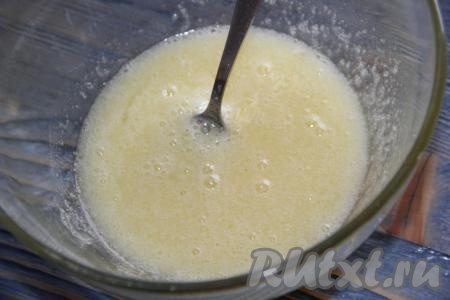 Вилкой тщательно растереть яйца с сахаром.