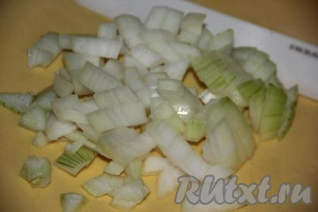 Лук очистить и мелко нарезать.