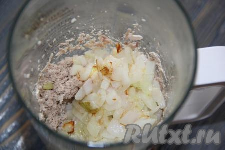 Затем добавить к мясу жареный лук. 