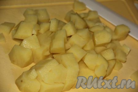 Картофель очистить и нарезать на кубики среднего размера.