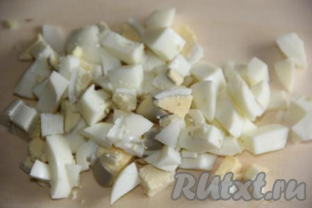 Яйца тоже нарезать на кубики среднего размера.
